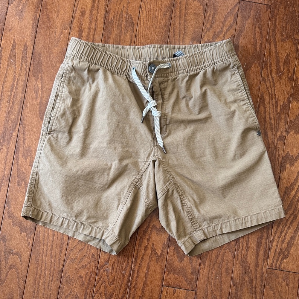 Vuori Men’s Sz M Drawstring Shorts Tan Athletic Casual Hybrid Comfort
